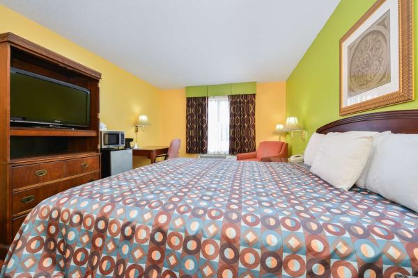 Hotel SUPER 8 BY WYNDHAM LAKE OF THE OZARKS (Eldon)